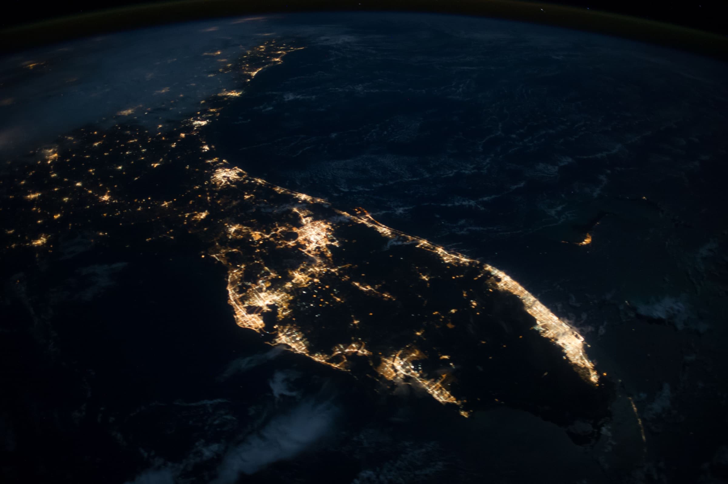 Flórida vista da Estação Espacial Internacional, com luzes das cidades